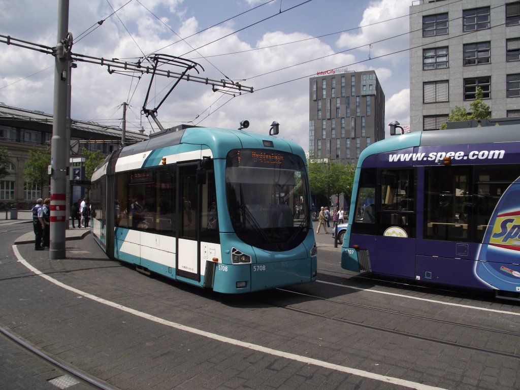 Zwei RNV Variobahnen in Mannheim Hbf am 14.05.11