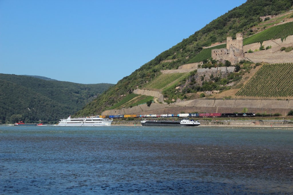 Zwei Unbekannte 189er zogen am 08.09.2012 einen Containerzug entlang des Rheines bei Bingen (Rhein)