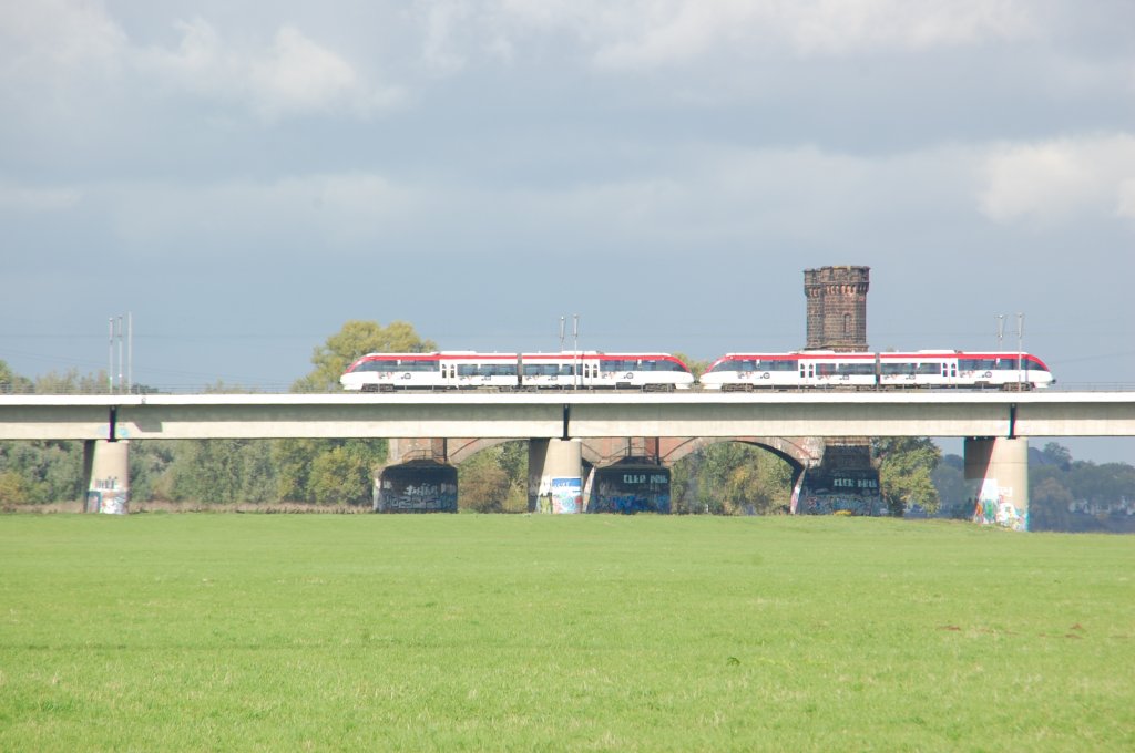  Zwei VT's der Regiobahn Kaarst-Mettmann auf der Rheinbrcke zwischen Neuss und Dsseldorf.