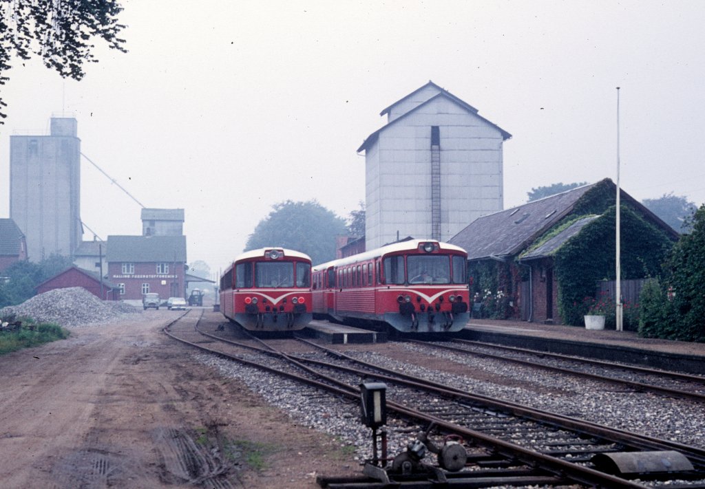 Zwei  Y-Züge  bestehend aus einem Steuerwagen (Ys) und einem Triebwagen (Ym) der HHJ halten am 13. September 1974 in Malling, einer kleinen Landstadt mit Bahnhof zwischen Aarhus und Odder. 