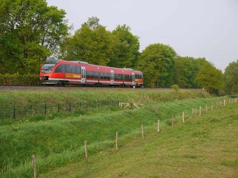 Zwischen Gronau und Enschede pendelte heute der 643 069. Hier der 93305 auf den Weg nach Gronau zurck. 29.04.2011
