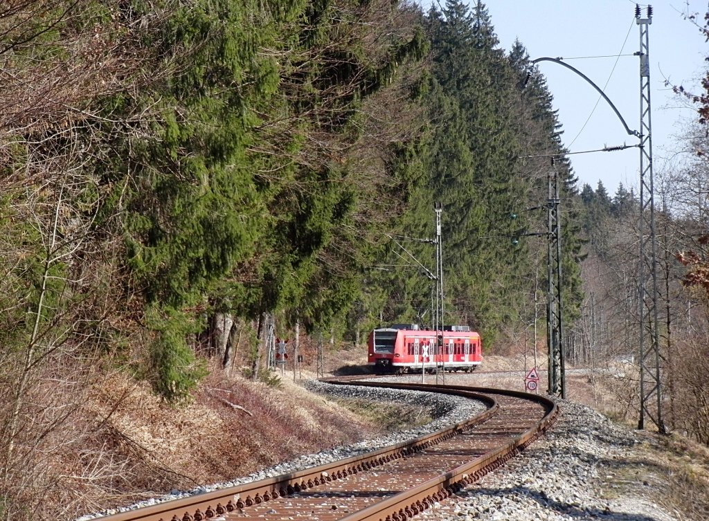 Zwischen den Haltepunkten Grafenaschau und Jgerhaus fhrt die Ammergaubahn in mehreren Bgen Richtung Oberammergau (07.03.2012).