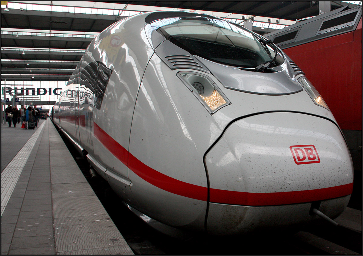 . Bullig -

Velaro D im Hauptbahnhof München.

Diese Schnittversion empfinde ich langweiliger und gewöhnlicher als das abgelehnte Bild:

http://www.bahnbilder.de/vorschau.php?url=www.bahnbilder.de&page=bahnbilder.de&id=917542

Bei jenem Bild wirkt durch den Schnitt alles näher und dichter und dadurch beeindruckender. Gerade bei Design-Impressionen bringt ein durchdacht gesetzter Schnitt das Design eindrücklicher zur Geltung (solche angeschnitten Bildmotive kenne ich unter anderem von PKW-Prospekten).


14.03.2015 (M)