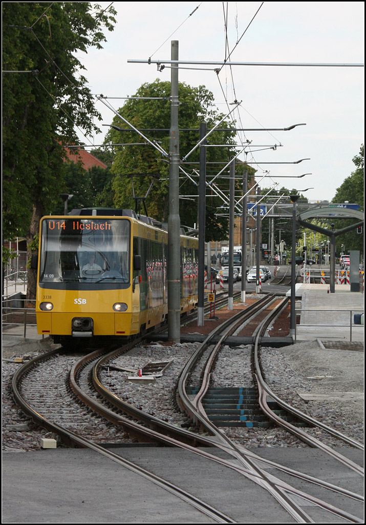 . Die Meterspur ist immer dabei -

Der Bau des Rosensteintunnels in Stuttgart bedingt an den beiden Portalbereichen Gleisprovisorien mit eingleisigen Abschnitten für die Stadtbahnstrecken in diesen Bereichen. Die Meterspur wird dabei auch eingebaut, obwohl der Abschnitt vom Straßenbahnmuseum in Richtung dieser Strecke zur Zeit ebenfalls wegen Straßentunnelbauarbeiten abgebaut ist.

Hier ein Übergang zu einem vorübergehend eingleisigen Abschnitt an der Wilhelma. Die Meterspur muss hier stadtauswärts die Seite wechseln. Im Hintergrund ist die fast fertige neue Haltestelle Wilhelma zu erkennen, die direkt am Haupteingang liegt.

16.07.2016 (M)