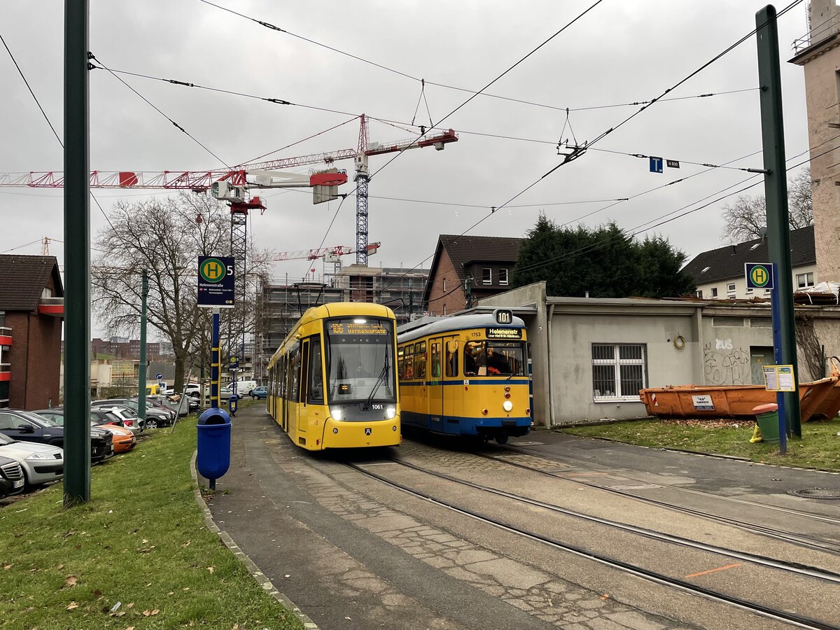 -Fahrzeuge: M8D-NF4 / GT8
-Tw. 1061 / 1753
-Hersteller: Alstom (ehm. Bombadier) / DUEWAG
-Verkehrsbetrieb: Ruhrbahn / VHAG EVAG
-Linie 106 --> Helenenstr. - Rüttenscheid - Essen Hbf - Germaniaplatz (M8D-NF4) 
-Linie 101 --> Helenenstr. - Essen Hbf - Rüttenscheid - Helenenstr. (GT8)
-Aufnahmeort: Helenenstr. Schleife
-Datum: 15.12.2024