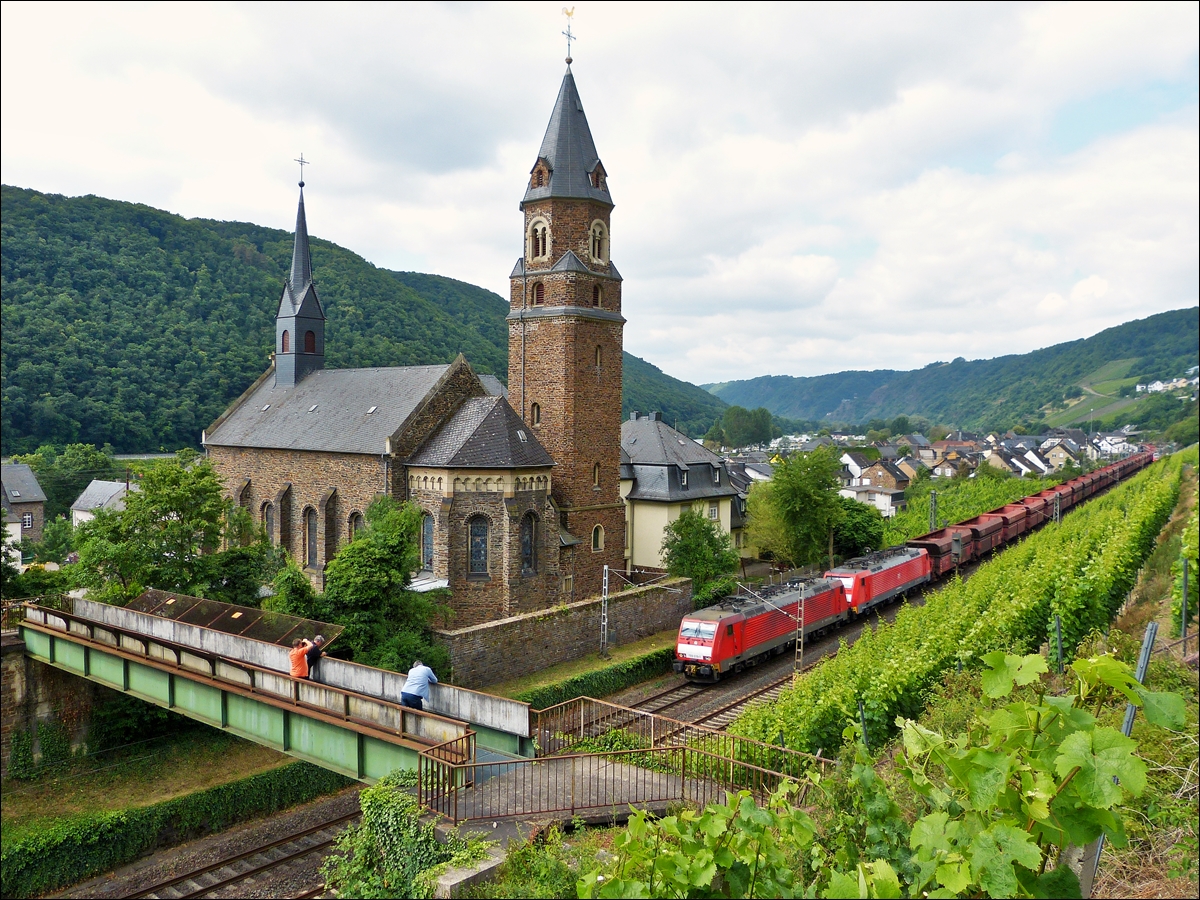 . Gleich drei BB Fotografen haben am 21.06.2014 auf der Fugngerbrcke in Hatzenport Stellung bezogen, um den leeren Erzzug, gezogen von zwei Loks der BR 189, abzulichten, als dieser an der katholischen Kirche St. Rochus in Hatzenport in Richtung Koblenz vorbeifhrt. (Jeanny) 