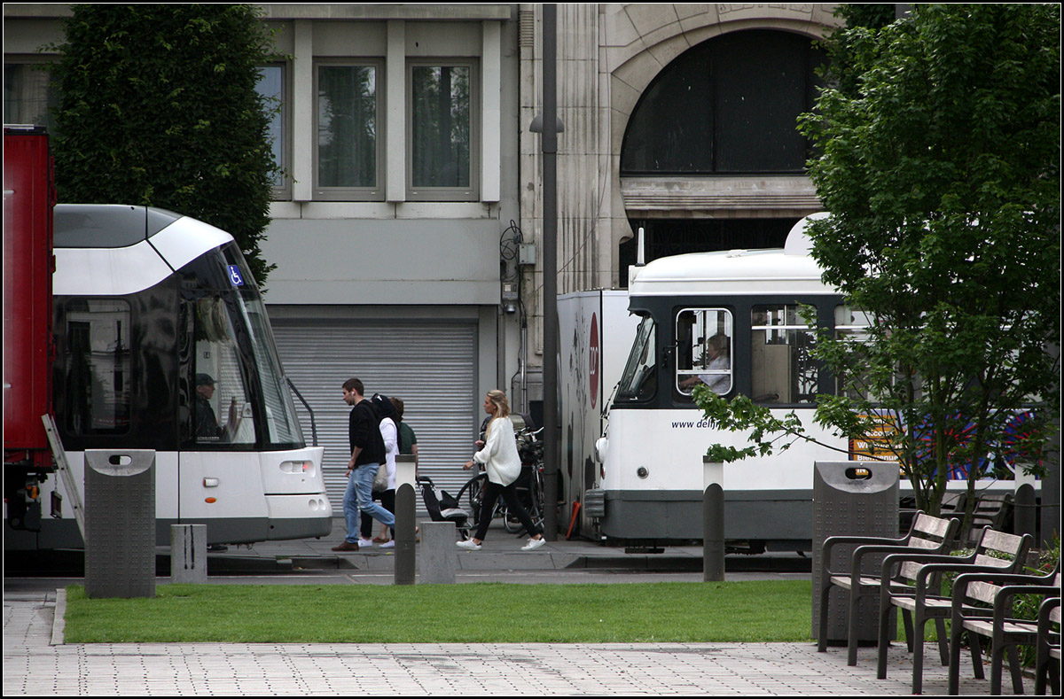 . Kopfformen von heute und gestern in städtischen Umfeld -

Das Straßenbahn-Design hat sich in den letzten Jahren schon sehr gewandelt, was hier im Vergleich der Antwerpener Bombardier Flexity 2 (Albatros) Tram und der PCC-Straßenbahn deutlich wird. Die Bahnen stehen hier an der Haltestelle Centraal Station Perron 6.

24.06.2016 (M)





