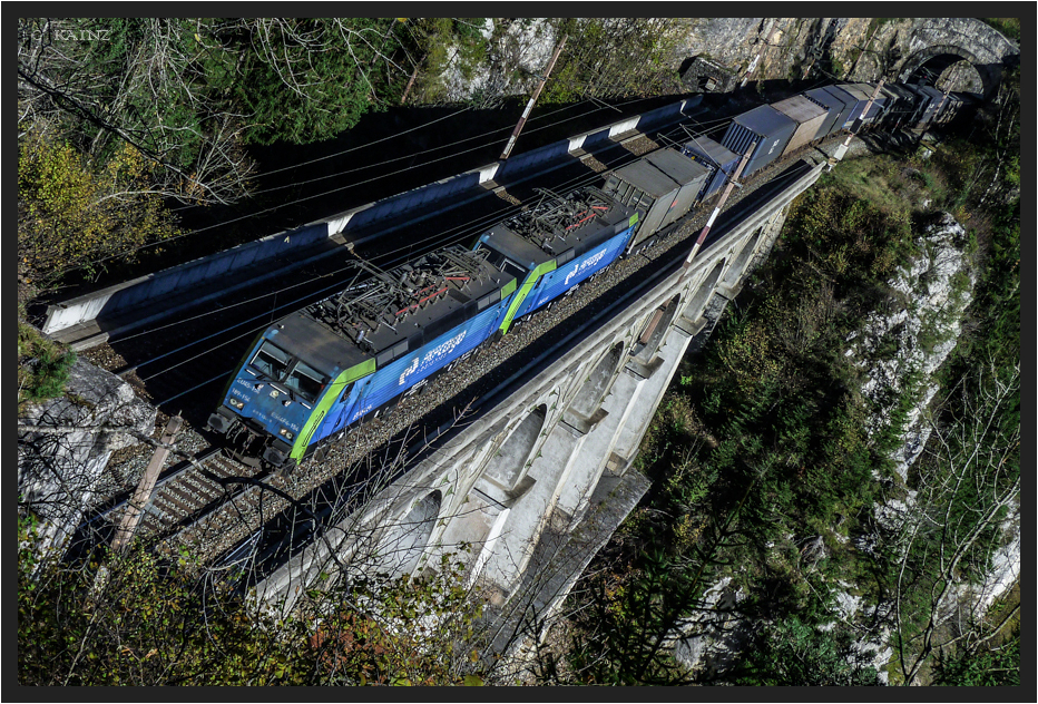   Krauselklause Diagonal   lautet das Motto, wenn man eine spektakuläre, dynamische Raumwirkung erzielen, und das weltberühmte Semmering-Viadukt, nicht wie das sonst immer zu sehen ist, irgendwie ungeschickt und unwillkürlich an den Pfeilern abschneiden möchte. Der beste Zug, um das zu demonstrieren, ist natürlich der PKP Containerzug, der angeblich nur mehr mit einer Maschine geführt wird. Aber, wenn ich am Zauberberg zauber, dann kommt er natürlich perfekt mit einem Tandem, und auch farblich dazu passenden Containern ! Und dazu gibt es auch noch eine skurrile Kamera-Story: http://fc-foto.de/34938365 ... : )  