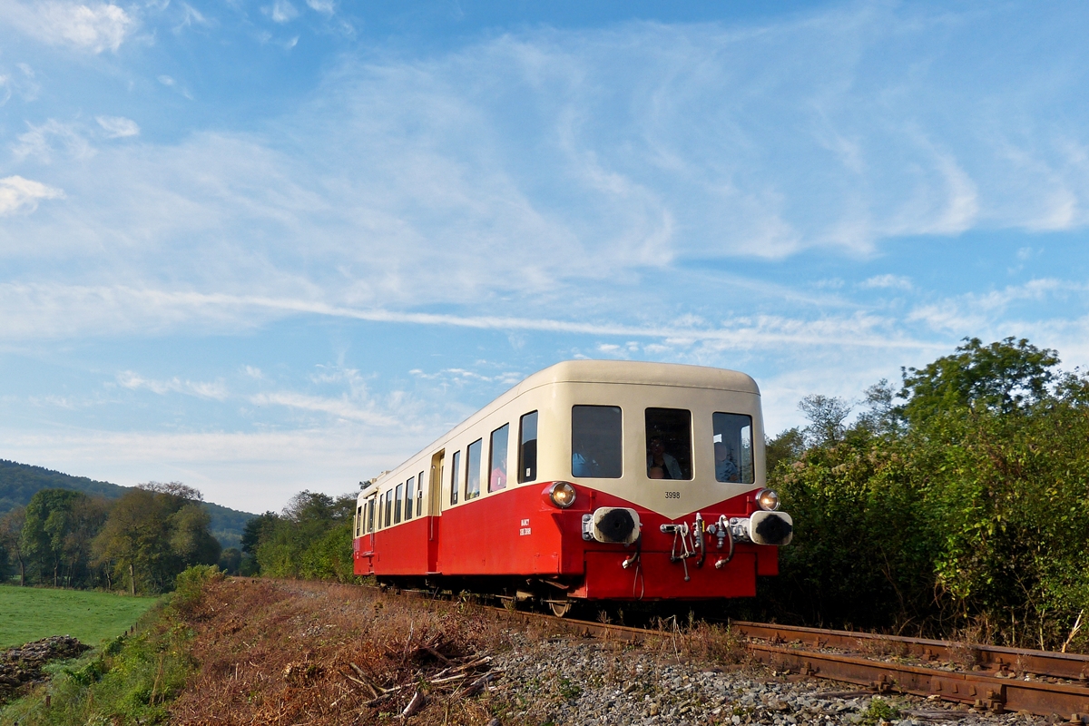  . Zu Besuch beim Dampffestival 2014 der belgischen Museumsbahn CFV3V (Chemin de Fer  Vapeur des trois Valles) -  Am Morgen des 28.09.2014 verkehrt der erste Zug auf der wunderschnen Strecke zwischen Mariembourg und Treignes (Ligne 132). Der ex SNCF Picasso XBD 3998 “Nancy” hatte die Ehre das Dampffestival an diesem Tag zu erffnen und ist hier kurz vor Vierves-sur-Viroin unterwegs. Die Strecke ist 14 km lang und wie schon der Name “Chemin de Fer  Vapeur des trois Valles” sagt, fhrt sie durch die Tler der drei Flsse: Eau Blanche, Eau Noire und Viroin. (Hans)

Die ausfhrliche Beschreibung der SNCF Srie X 3800 Picasso gibt es hier:
http://hellertal.startbilder.de/bild/belgien~museumsbahnen-und-vereine~cfv3v-chemin-de-fer-a-vapeur-des-trois-vallees/371088/-der-ex-sncf-xbd-3998.html
