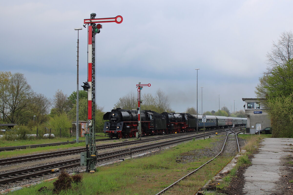 01 519 und 01 180 rollen am 30.04.2022 mit ihrem Sonderzug in den Bahnhof Mengen.