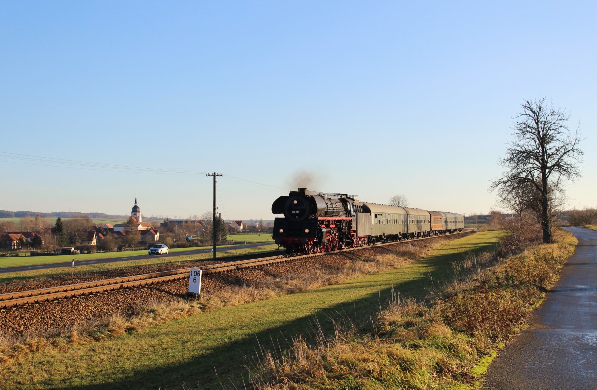 01 519 fuhr am 06.12.15 von Gera Hbf nach Rottweil. Hier zu sehen bei Neustadt an der Orla.