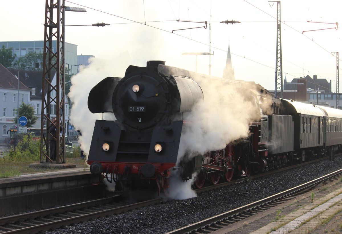 01 519 im Morgenlicht des 15.06.2019 im HBF Paderborn. Um 6.24 war Abfahrt für den Sonderzug nach Cochem.