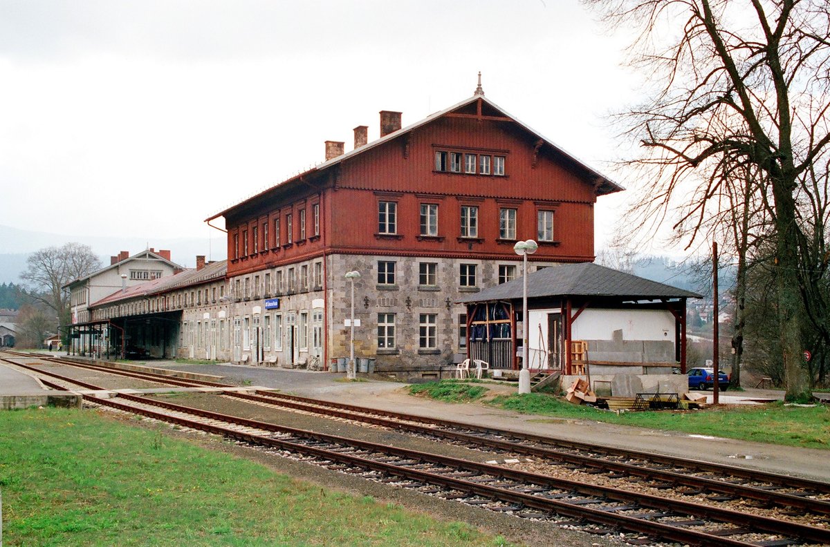 01.05.1997 Železná Ruda (Böhmisch Eisenstein), Bahnhofsgebäude auf tschechischer Seite. Im Hintergrund sieht man den bayerischen Teil des Grenzbahnhofs. 