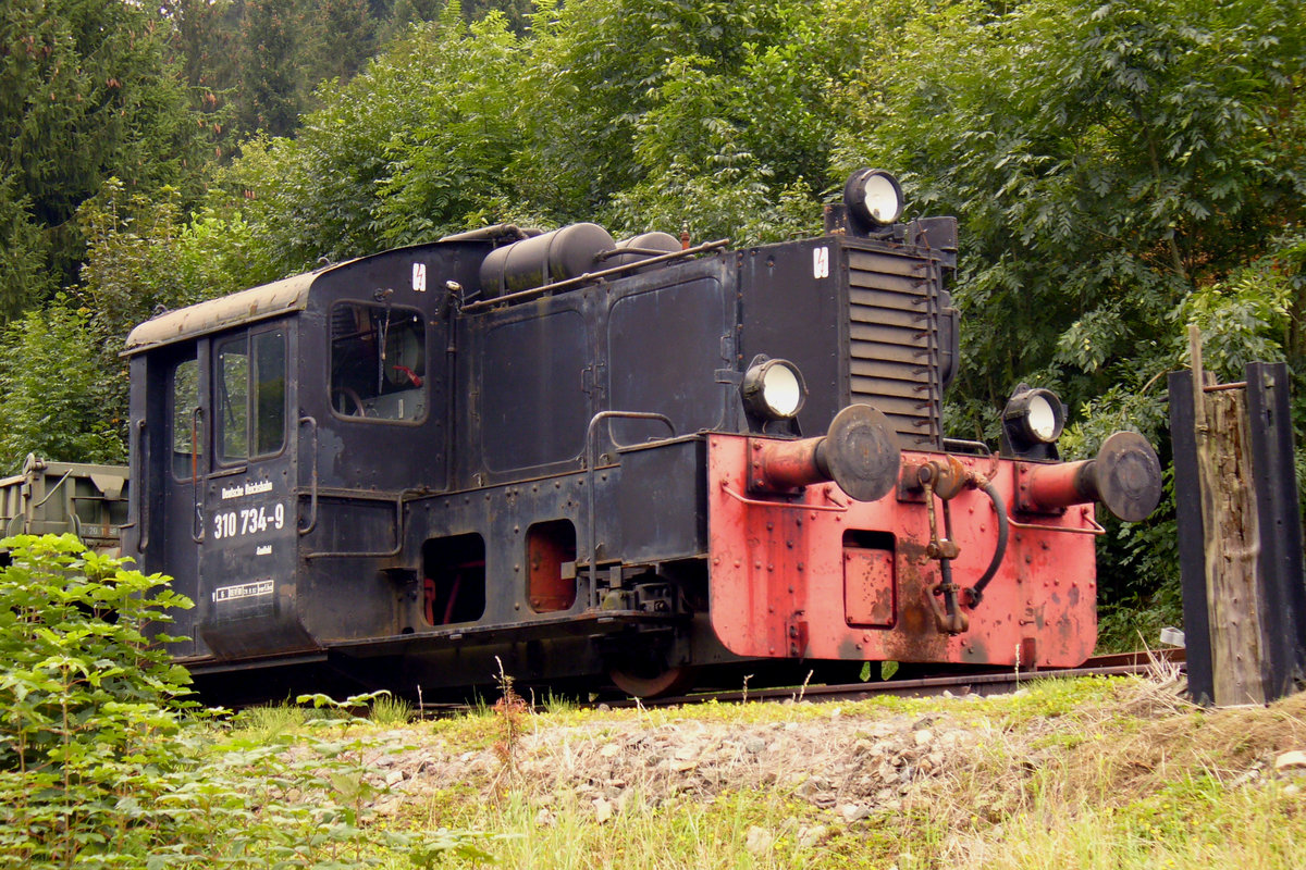 02. September 2007, Neben der Talstation der Oberweißbacher Standseilbahn steht mit einigen Güterwagen diese Kleinlok, um das Verladen von Fahrzeugen auf die Güterbühne der Seilbahn zu demonstrieren. Sie wurde am 08.11.1935 an die DRG ausgeliefert und als Kö 4834 in Betrieb genommen. Die jetzt angeschriebene Nummer entspricht dem seit 1.1.1992 gültigen Schema.