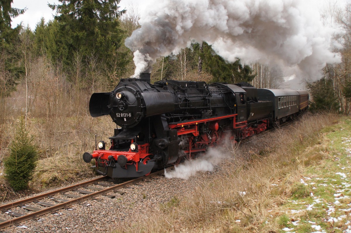 03.04.2015, 52 8131-6, Osterfahrten auf der Zellwaldbahn zwischen Nossen und Freiberg (Sachs.) - hier im Wald zwischen HP Altzella und HP Zellwald