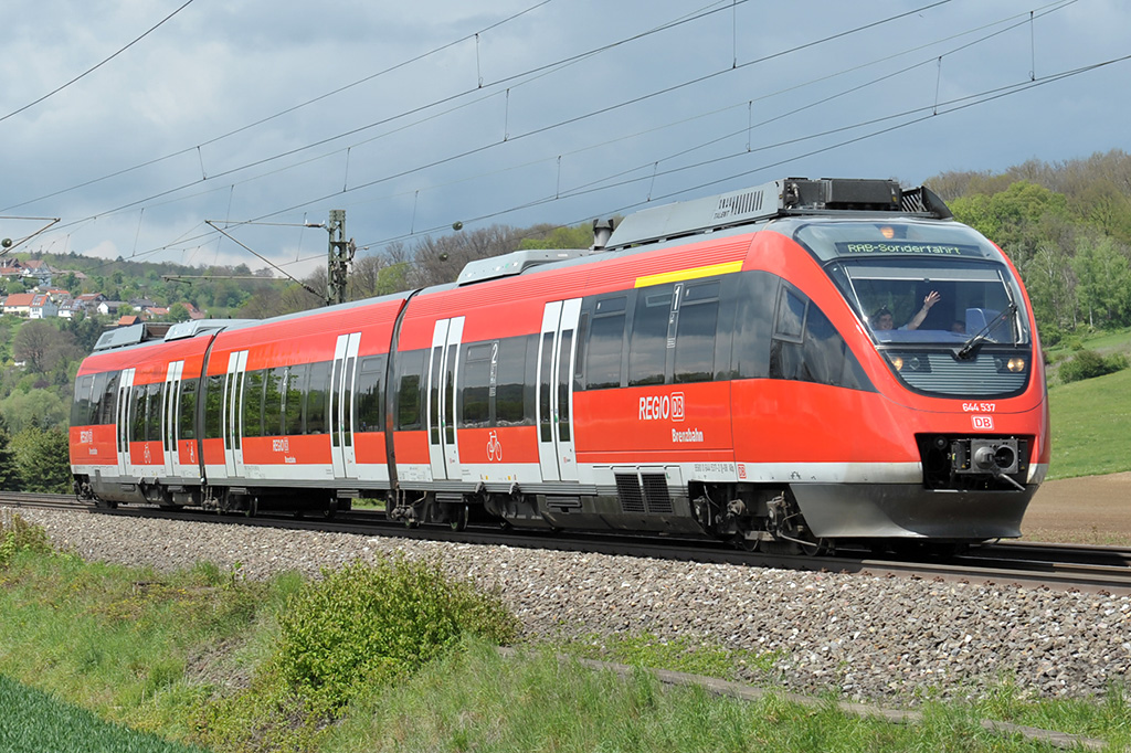 03.05.2017 Streckenabschnitt Uhingen 644 537   Die Brenzbahn auf der Filsbahn - mit einem langsam fahrenden, hupenden und freundlich winkendem Triebfahrzeugführer 