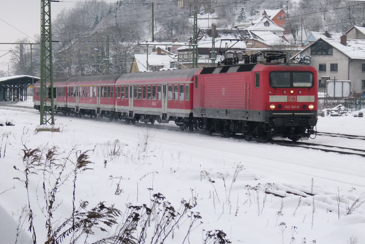 04. Januar 2011, Lok 143 341 mit RB 37612 Bamberg - Lichtenfels - Saalfeld. in Kronach. 