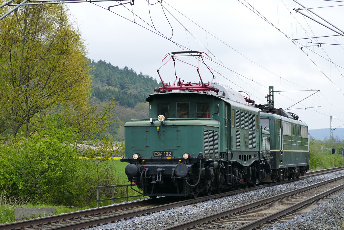 04. Mai 2017, bei Johannisthal fahren die Lokomotiven 194 192 und 151 119 der BayernBahn GmbH in Richtung Lichtenfels.
