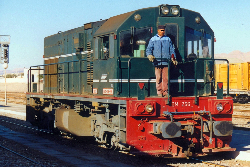 040-DM-256 (Bo'Bo', de, Hersteller: GE, Type: U10B, Fab.Nr.: 43929, Baujahr 1982) fährt am Morgen des 29.Dezember 2001 im Gare de Metlaoui an den Lezard Rouge. (Fotoscan)