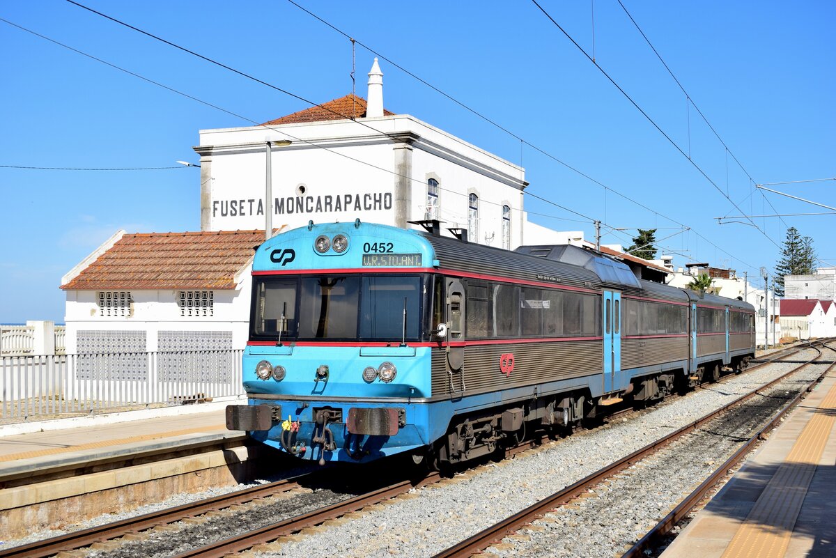 0452 fährt als R 5715 nach Vila Real Santo Antonio in Fuseta ab. Die Strecke wird aktuell von Faro bis Vila Real Santo Antonio elektrifiziert und sollte zum Aufnahmezeitpunkt eigentlich schon in Betrieb sein. Umso mehr erfreute ich mich an den alten Dieseltriebwagen. 

Fuseta 23.06.2024