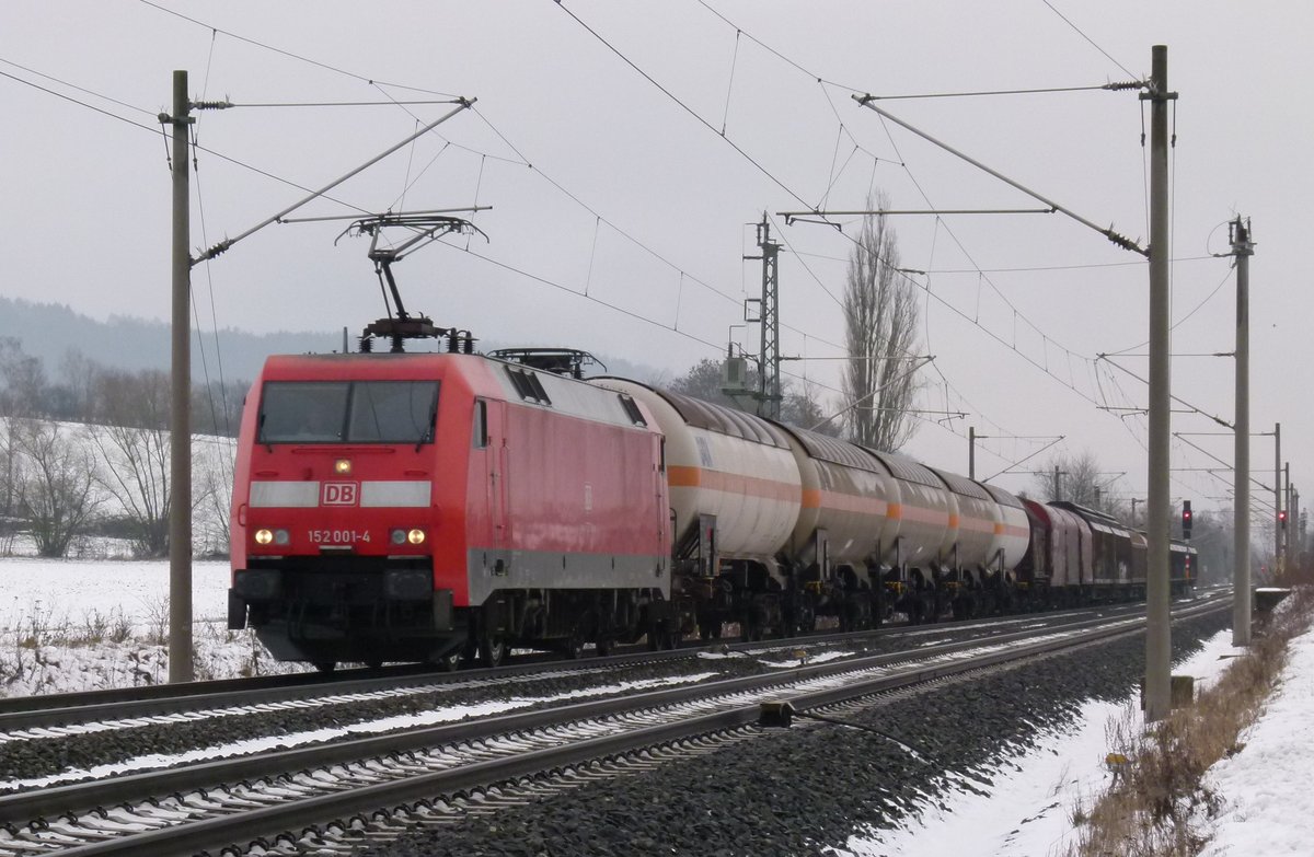 05. Januar 2016, Lok 152 001 befördert einen kurzen Güterzug in Richtung Lichtenfels durch den Haltepunkt Küps.