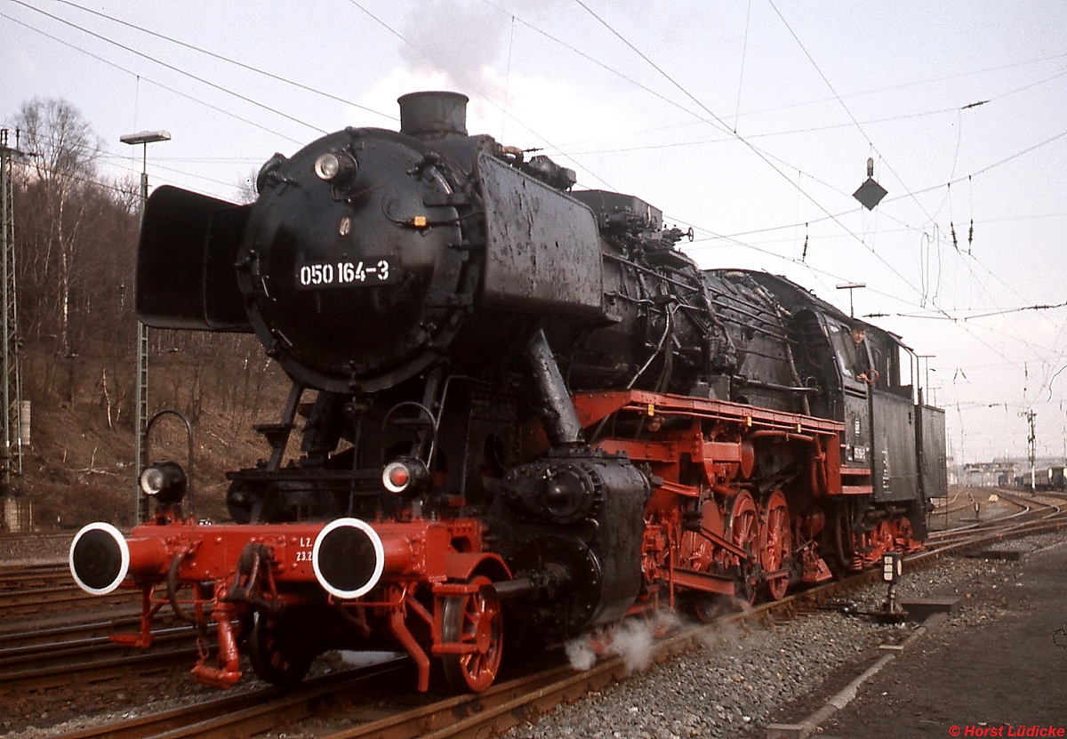 050 164-3 rangiert im April 1976 im Bahnhof Stolberg. Anlässlich des Dampflok-Abschiedes beförderte sie gemeinsam mit einigen Schwestermaschinen Sonderzüge zwischen Stolberg und Aachen.