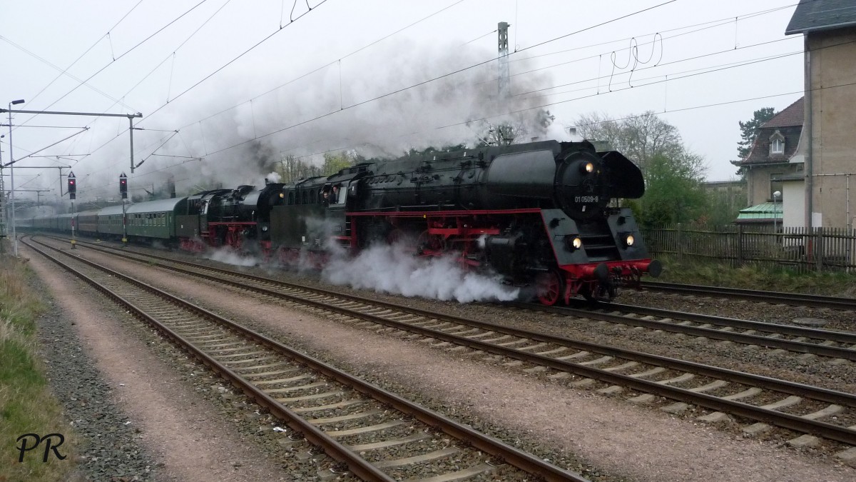 05.04.2014 Bei neblig, trüben Wetter erreichen 010509 und 351097 als Erzgebirgsrundfahrt den Bf Neumark/Sachs.