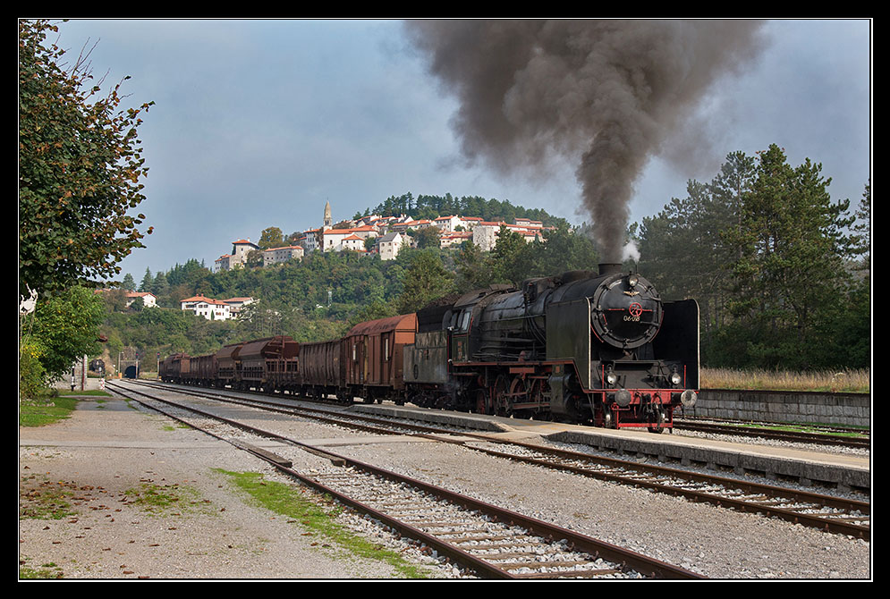 06-018 im Bahnhof Stanjel (30.9.2014).