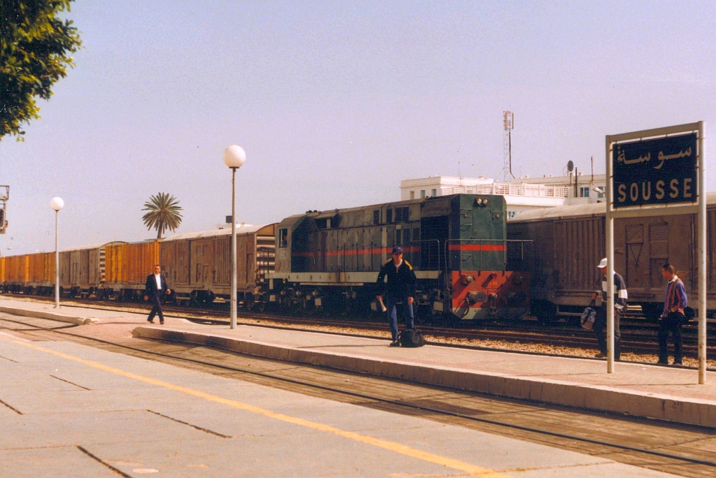 060-DI-66 (Co'Co', de, Hersteller: MLW, Type: MX620, Fab.Nr.: M6065-16, Baujahr 1973) fährt im April 1999 mit einem Güterzug durch Sousse. (Fotoscan)