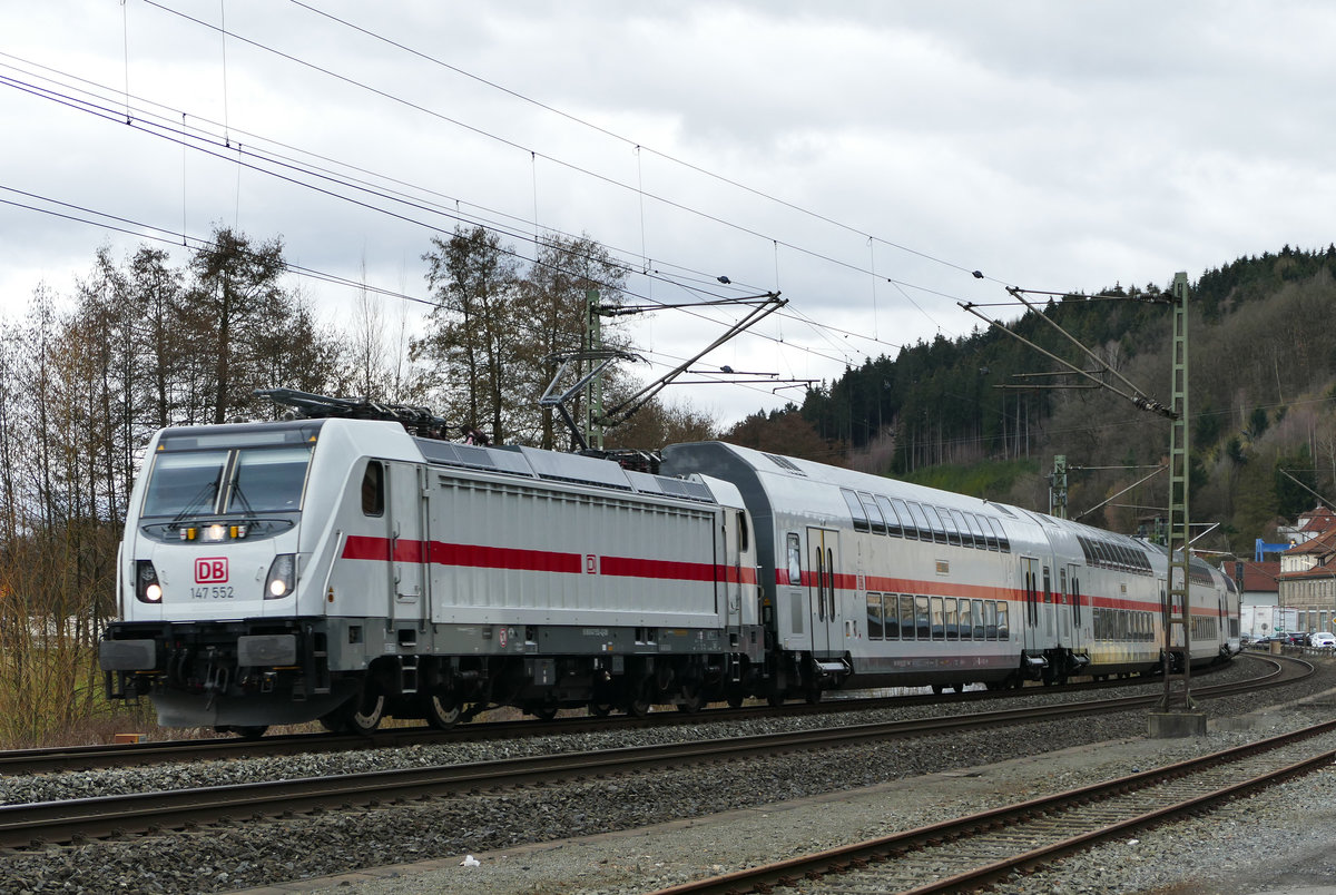 07.03.2019, IC 2063 von Karlsruhe Hbf nach Leipzig Hbf fährt pünktlich in den Bahnhof Kronach ein. Wagenpark-Nr.:2890, Steuerwagen 86-81 890, Lok:147 552.