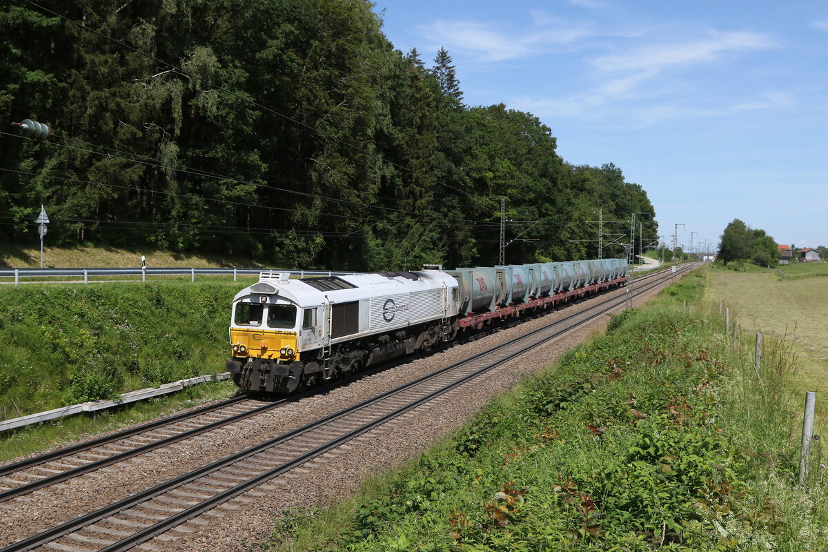 077 026 war mit einem Müllzug am 18. Juni 2024 bei Hufschlag in Richtung Traunstein unterwegs.