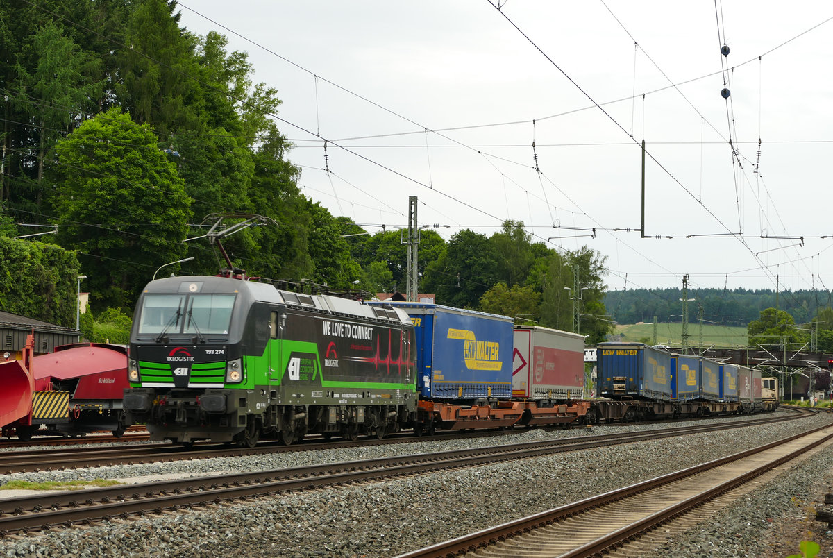 08. Juni 2017, Die  Rollende Landstraße , bespannt mit 193 274 der TXLOGISTIK, fährt, aus Richtung Saalfeld kommend, durch den Bahnhof Kronach.