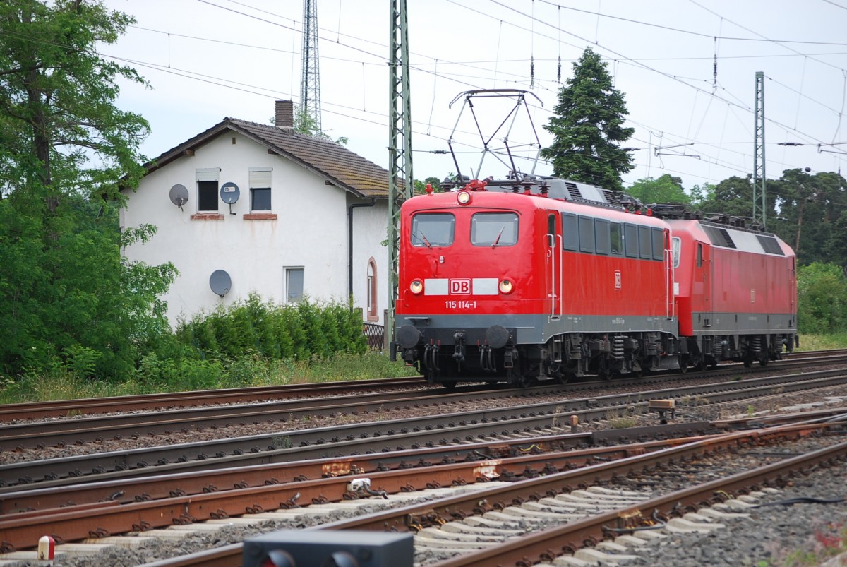 08.06.2015 115 114-3 überführt eine 120. Aufgenommen in der Nähe des Bahnhofes Bickenbach(Bergstraße)