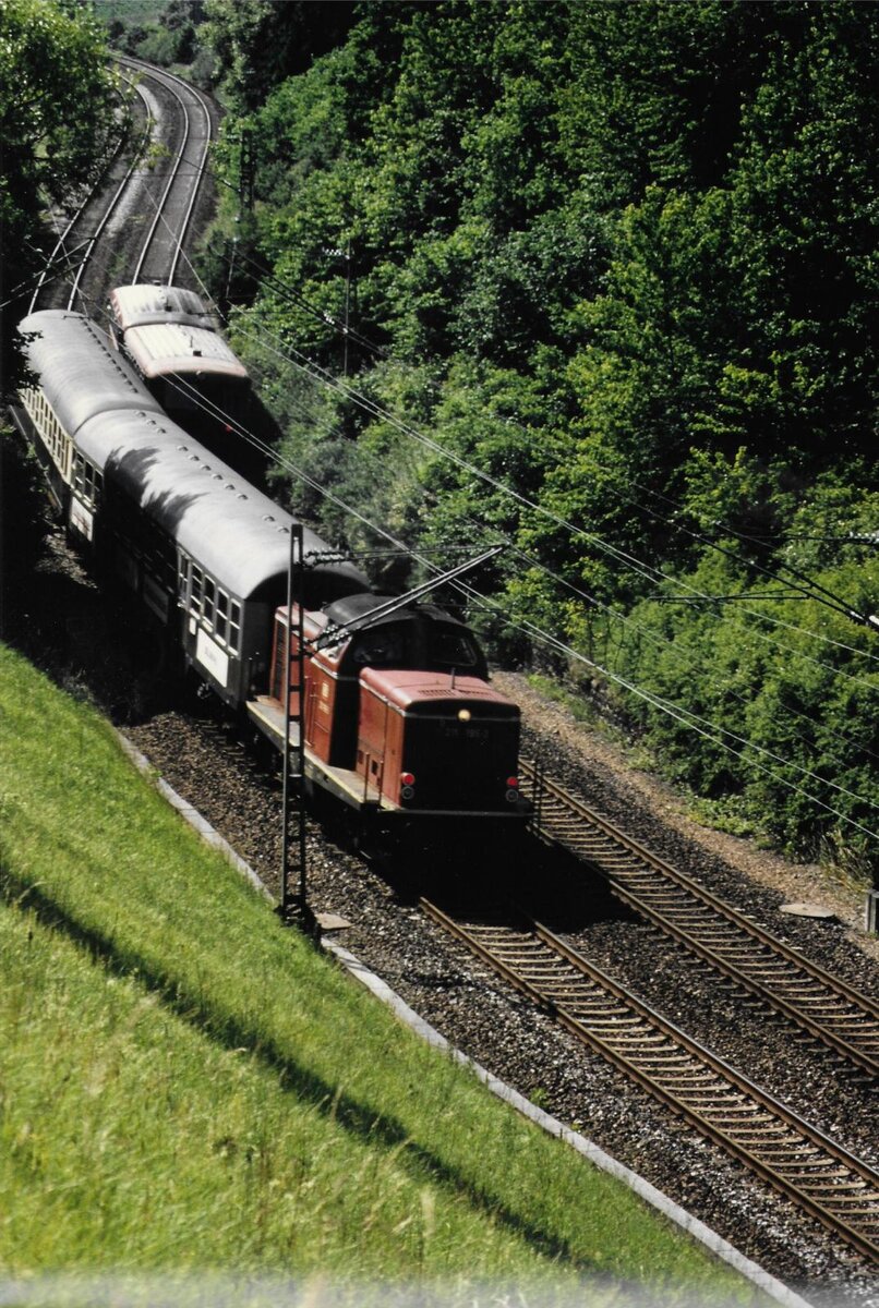 08.Juni 1993 N 7632 von Neckarelz nach Seckach 211 195-3 und Vt 798 mit N 7627 nach Neckarelz vorm Scheflenzer-Tunnel Typisch der Lokführer sieht uns und mach den Schluß an, das viel mir persönlich nie!!! ein