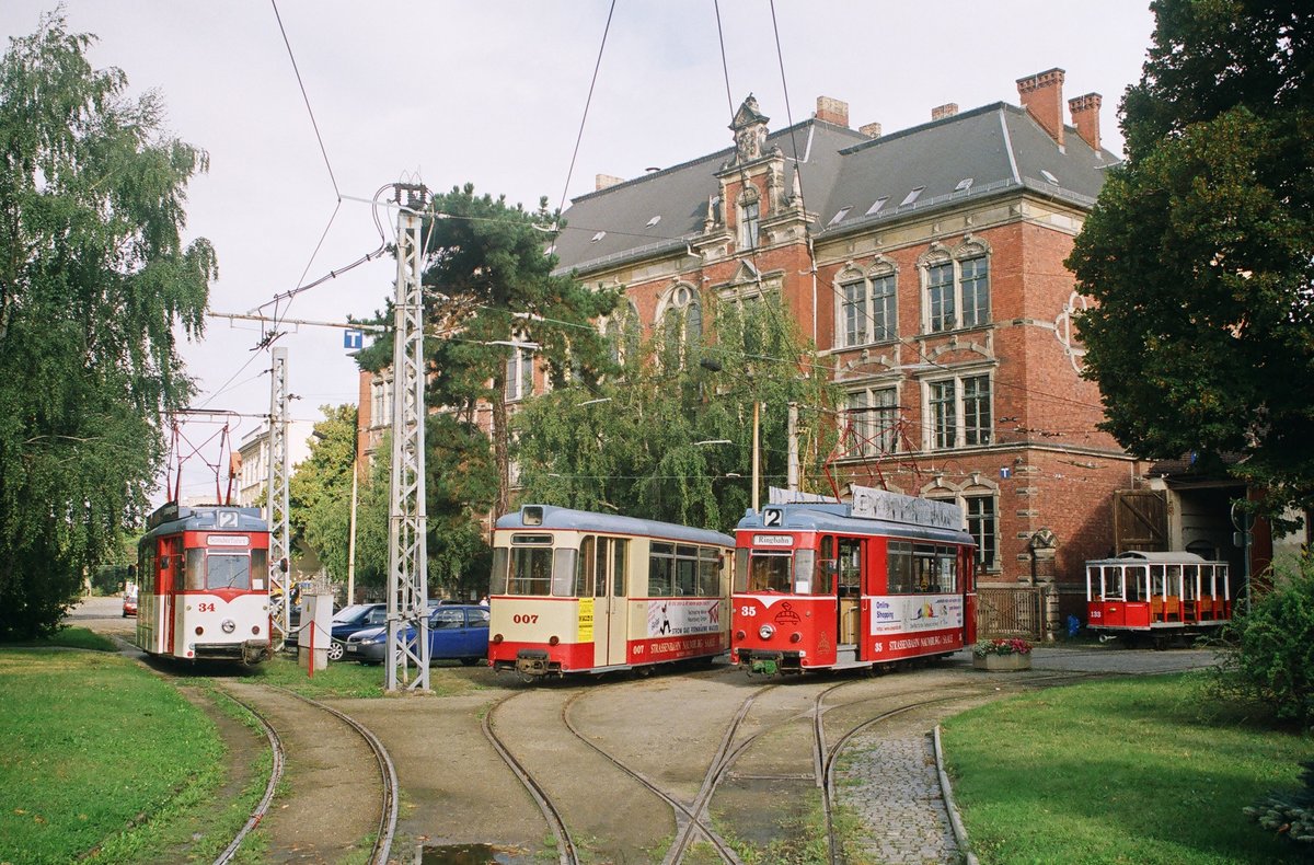 09.09.2001, Naumburg vor dem Straßenbahndepot, das Wetter verleitete augenscheinlich wieder mal zum Lüften.