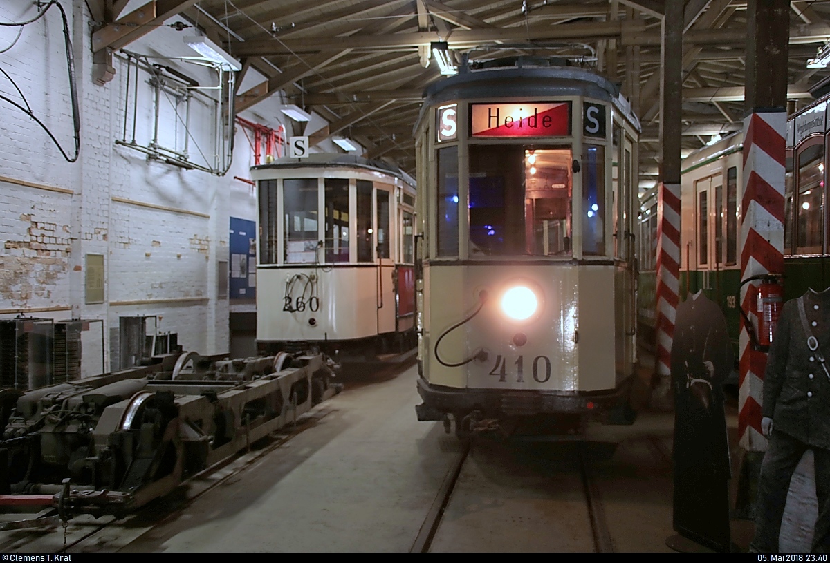 10. Museumsnacht Halle (Saale) und Leipzig: Besuch von 4 Eisenbahnmuseen am 5. Mai 2018 von 18:00 bis 0:00 Uhr.
Blick auf Triebwagen 410 (1928 | Hersteller: Gottfried Lindner AG Ammendorf/Siemens-Schuckertwerke AG Berlin) der Halleschen Straßenbahnfreunde e.V., der im Historischen Straßenbahndepot Halle (Saale) steht. Im Hintergrund befindet sich noch Beiwagen 260 (1925 | Hersteller: Christoph & Unmack (Niesky)).
[5.5.2018 | 23:40 Uhr]