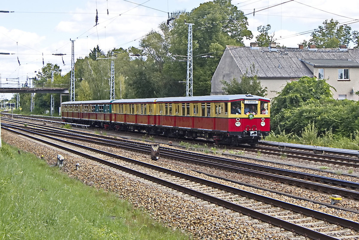 100 Jahre S-Bahn Berlin hier Viertelzug 3839/6401 und 475/875 605 mit  folgende Warenreihung:

    Wagen 1 = Triebwagen 3839
    Wagen 2 = Beiwagen 6401 (mit Abteil der 2. Klasse)
    Wagen 3 = Steuerwagen 875 605
    Wagen 4 = Triebwagen 475 605
</>p</>
am 11. August 2024 bei Schönefeld in Richtung BER.

