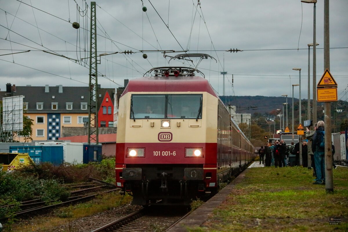 101 001-6 DB mit AKE-Rheingold in Koblenz Lützel, am 02.11.2024.