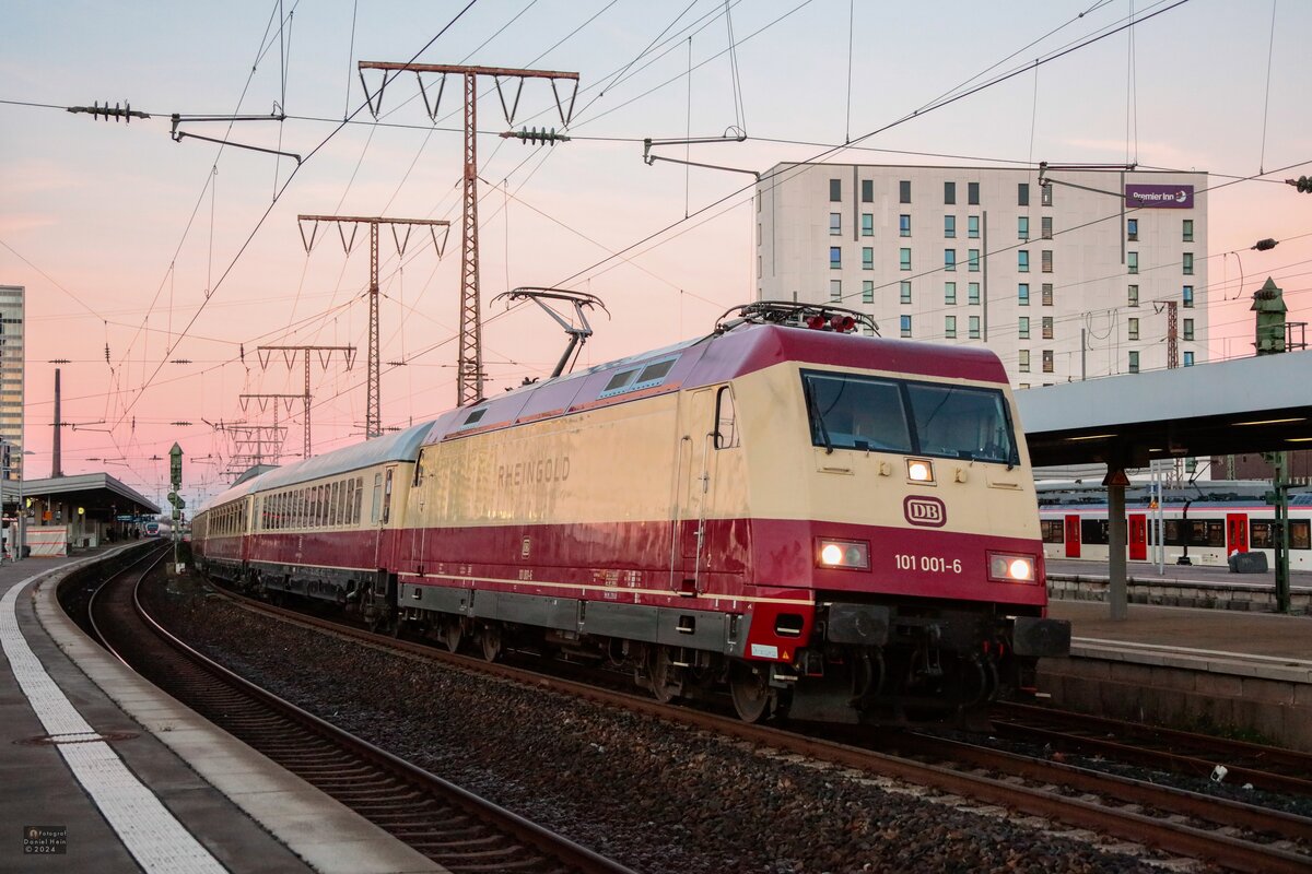 101 001-6  Rheingold  DB mit AKE-Rheingold (Köln-Hamburg) in Essen Hbf, November 2024.