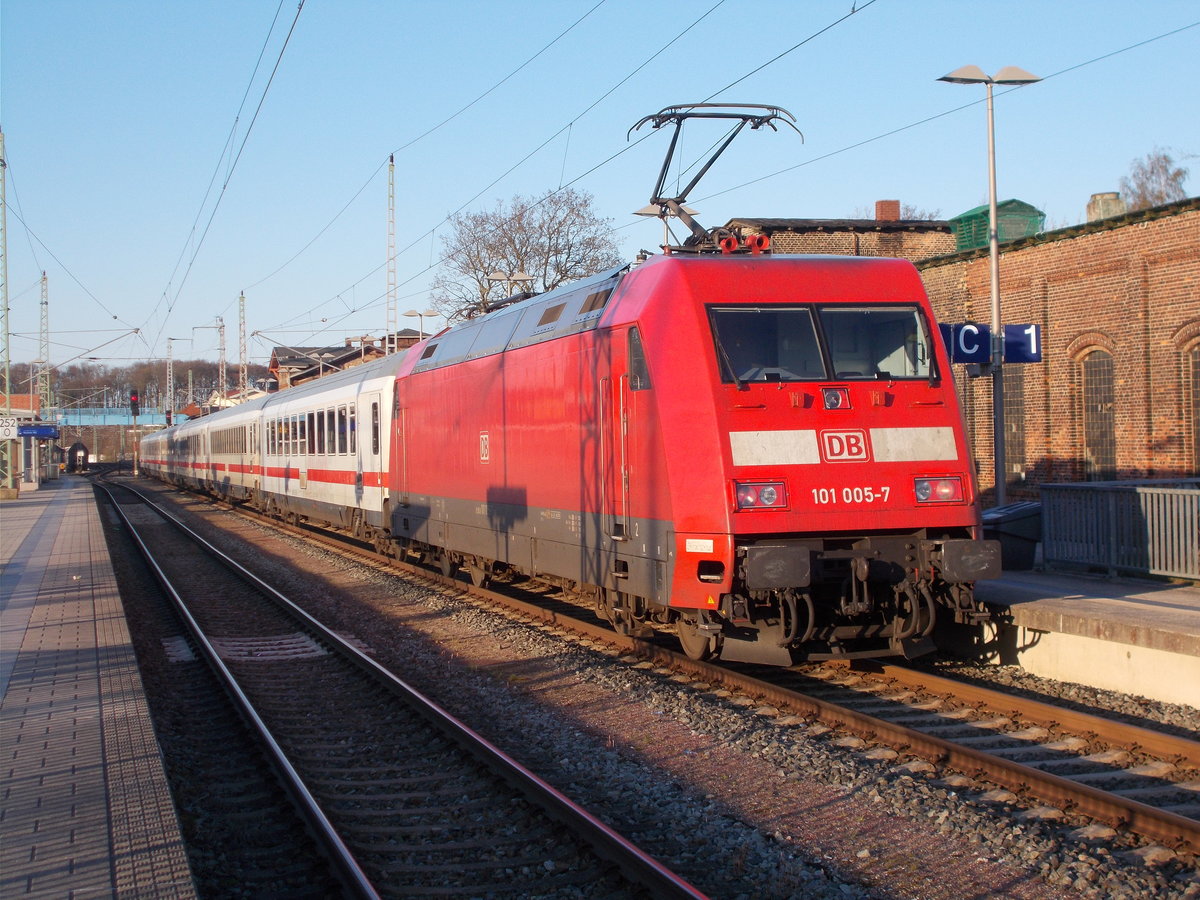 101 005 mit dem IC 2424 Berlin Südkreuz-Binz,am 19.April 2019,beim Halt in Bergen/Rügen.