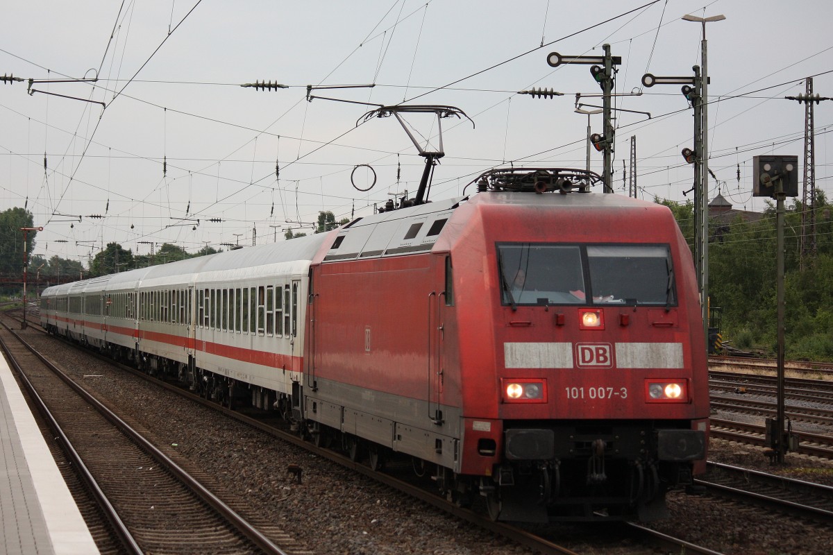 101 007 am 2.7.13 mit einem umgeleiteten IC in Dsseldorf-Rath.
Der Zug wurde wegen einer Entgleisung zwischen Duisburg und Dsseldorf ber die Gterzugstrecke umgeleitet