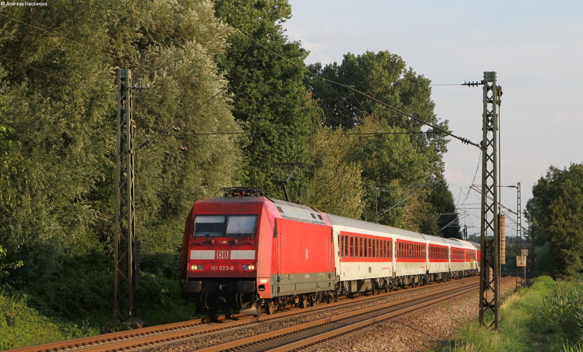 101 023-0 mit dem CNL 472 (Basel SBB-Koebenhavn H) bei Riegel 1.8.14