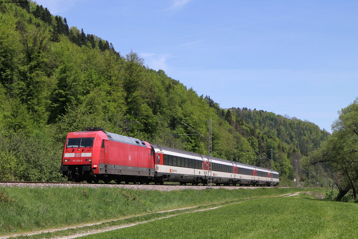 101 030-5 mit dem IC 187 (Stuttgart Hbf-Zürich HB) bei Sulz 16.5.17