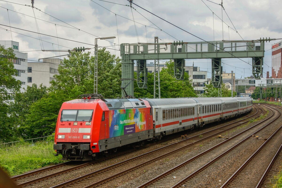 101 066-9  Einziganders  Take a Pride Ride on the railbow mit IC in Wuppertal, Mai 2024.