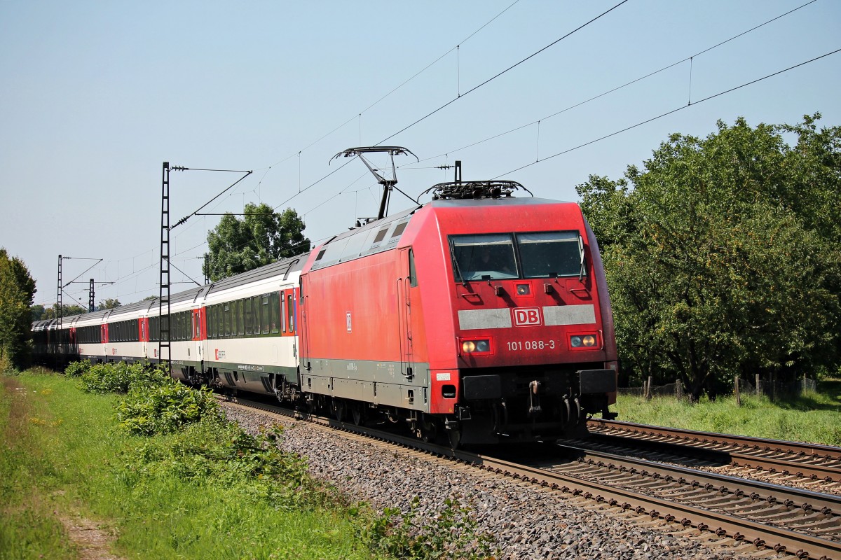 101 088-3 mit dem EC 9 (Hamburg Altona - Zürich HB) am 01.08.2014 bei Kollmarsreute.