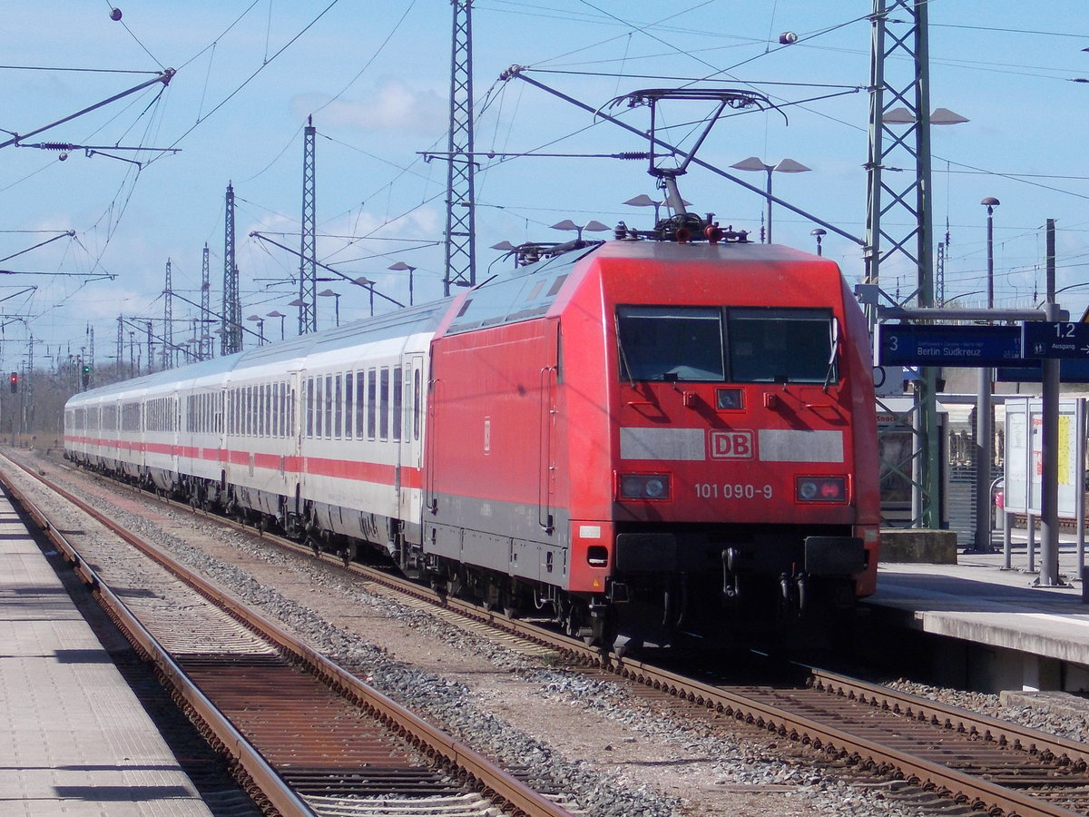 101 090 Schublok im Abschnitt Binz-Stralsund,am 22.April 2016,beim Halt in Bergen/Rügen.