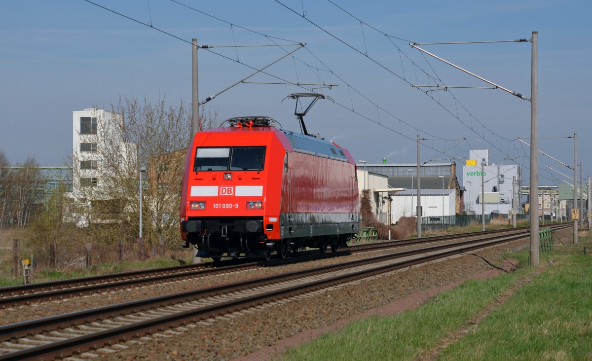 101 090 war am 14.04.15 vom DB Werk Dessau aus auf Probefahrt Richtung Bitterfeld. Hier durchfährt sie hochglänzend Greppin. Nach circa 2 Stunden kehrte sie ins Werk Dessau zurück.