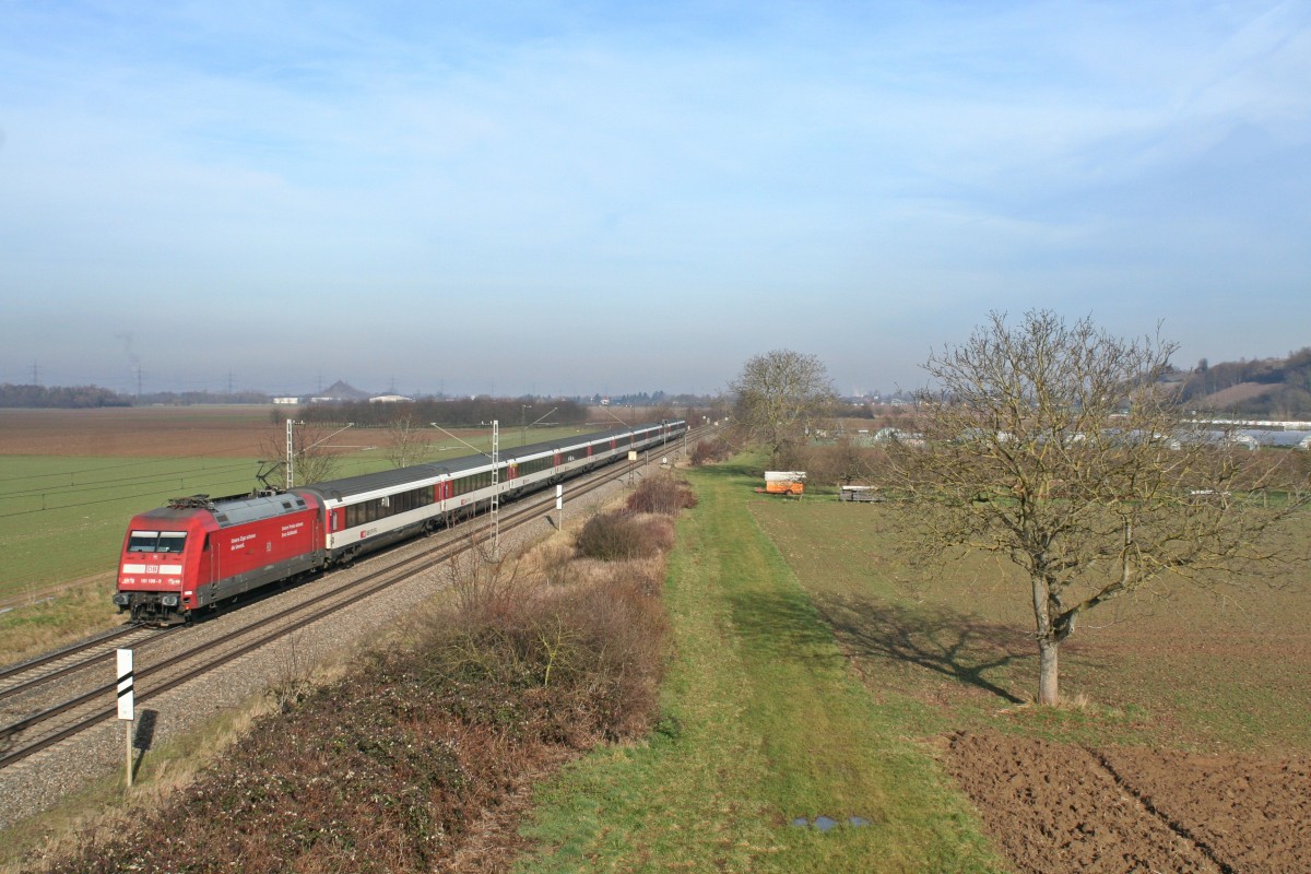 101 108-9 mit dem EC 7 von Hamburg-Altona nach Zrich HB am Mittag des 18.01.14 nrdlich von Hgelheim.