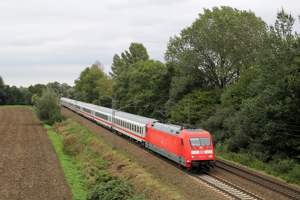 101 111 wurde mit einem InterCity westlich von Haste aufgenommen.
Aufnahmedatum: 24. September 2015.