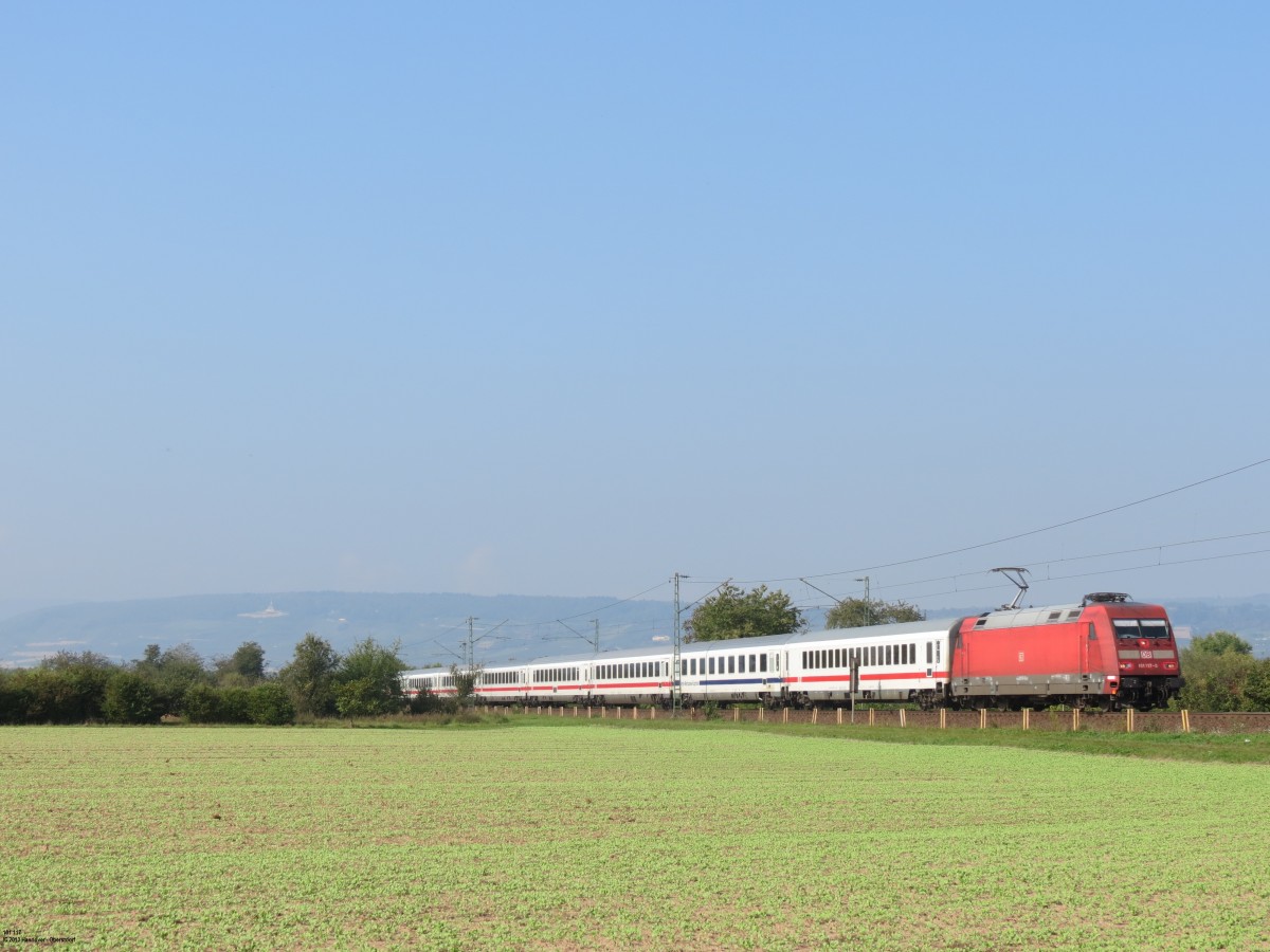 101 117 brachte am 3.Oktober den IC2013 von Hannover nach Stuttgart, bevor dieser dann von 2 218ern übernommen wird.  Hier ist sie bei Gau-Algesheim zu sehen. Im Zugwar ein Avmz 108 eingereiht, der aus dem Berlin-Warschau-Express stammte.  Vor einiger Zeit wurde im letzteren das 1.Klasse-Wagenmaterial auf polnisches umgestellt, somit wurden die deutschen Avmz frei und werden bis heute in normalen IC-Verbindungen eingesetz. Jeodch wurden ein paar schon in IC-Farben umlackiert, sodass nur noch wenige mit blauem Streifen fahren. 